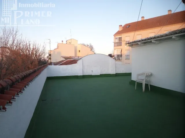 *CASA CON LOCAL COMERCIAL, JUNTO A PLAZA DE TOROS*