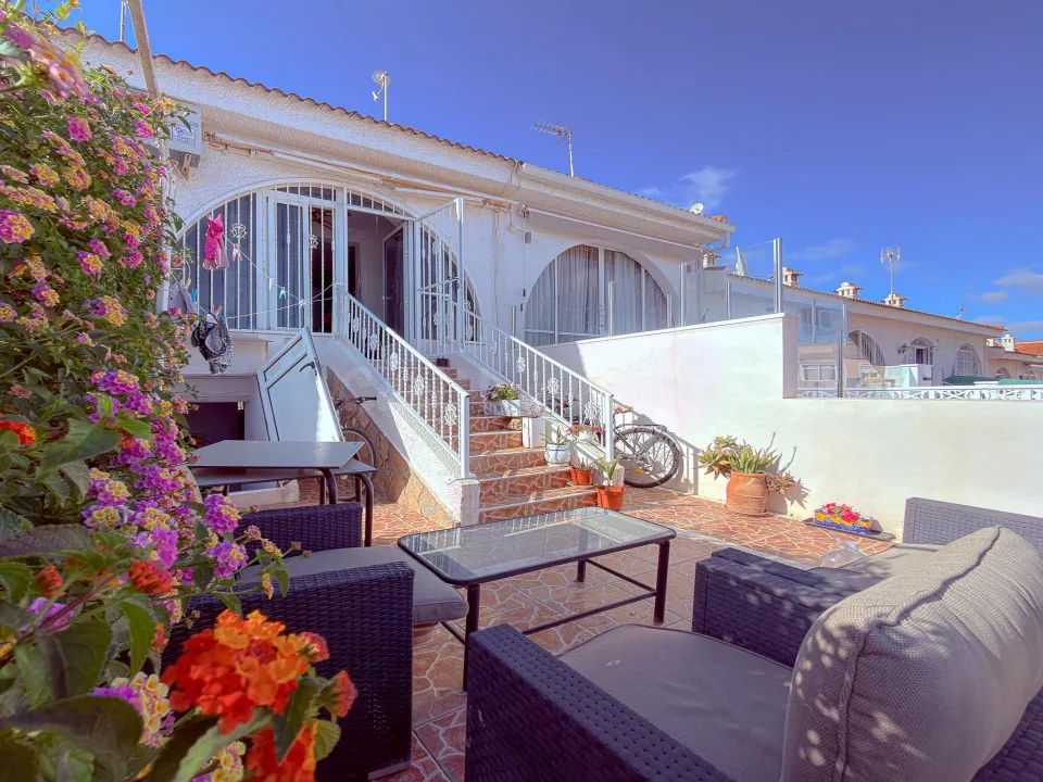 Ciudad Quesada! Magnifico bungalow en 2 plantas independientes, con piscina y parking privado comunitario