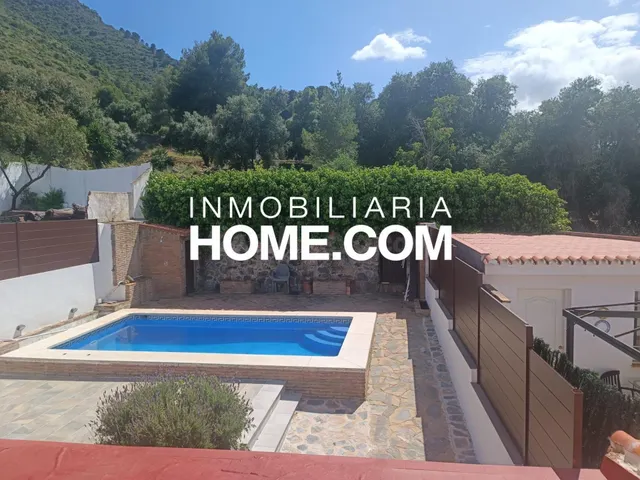 Chalet pareado con piscina, vistas abiertas y acceso directo