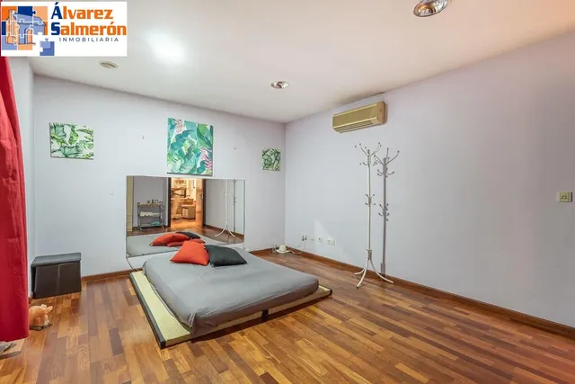 AMPLIA PLANTA BAJA JUNTO ARABIAL CON GARAJE — 11
