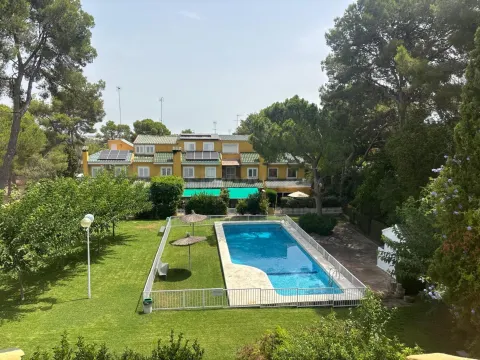 Casa Adosada en Campolivar | 4 habitaciones, Terraza y Piscina Comunitaria