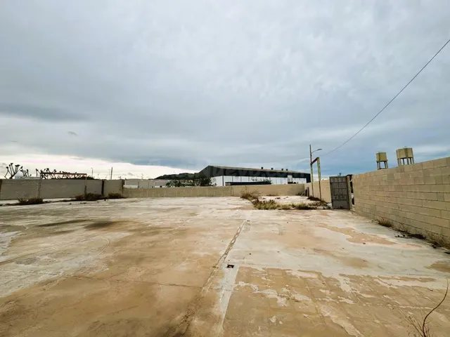 Solar de gran superficie y visibilidad