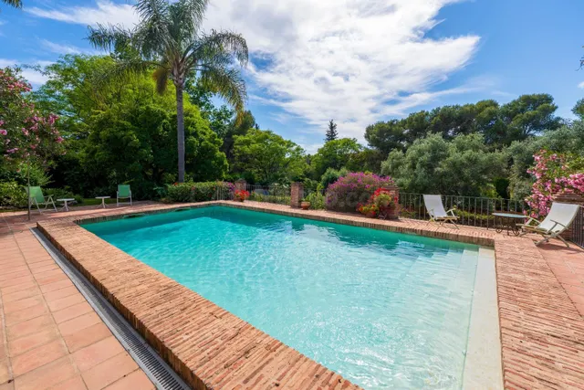 Elegante casa andaluza con vistas al golf en El Paraíso - foto 3