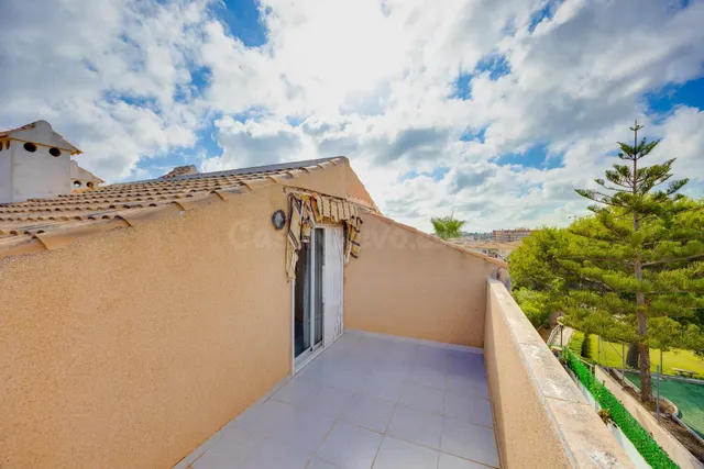 Bungalow planta alta de 3 dormitorios con piscina y plaza de garaje comunitaria. — 2