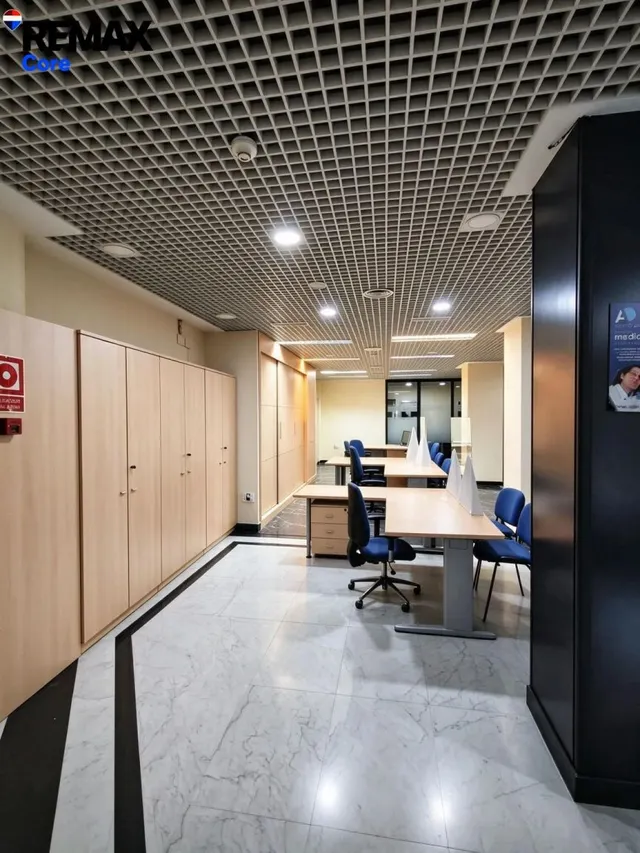 Local para oficinas, gimnasio o clínica en venta en el Centro de Badajoz — 28