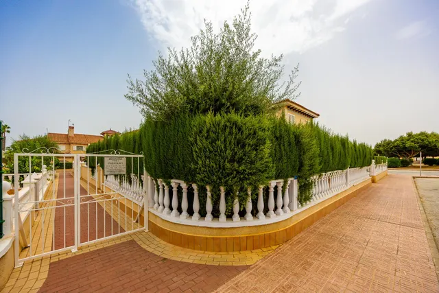 Bungalow de 2 dormitorios y piscina comunitaria en Orihuela Costa — 33