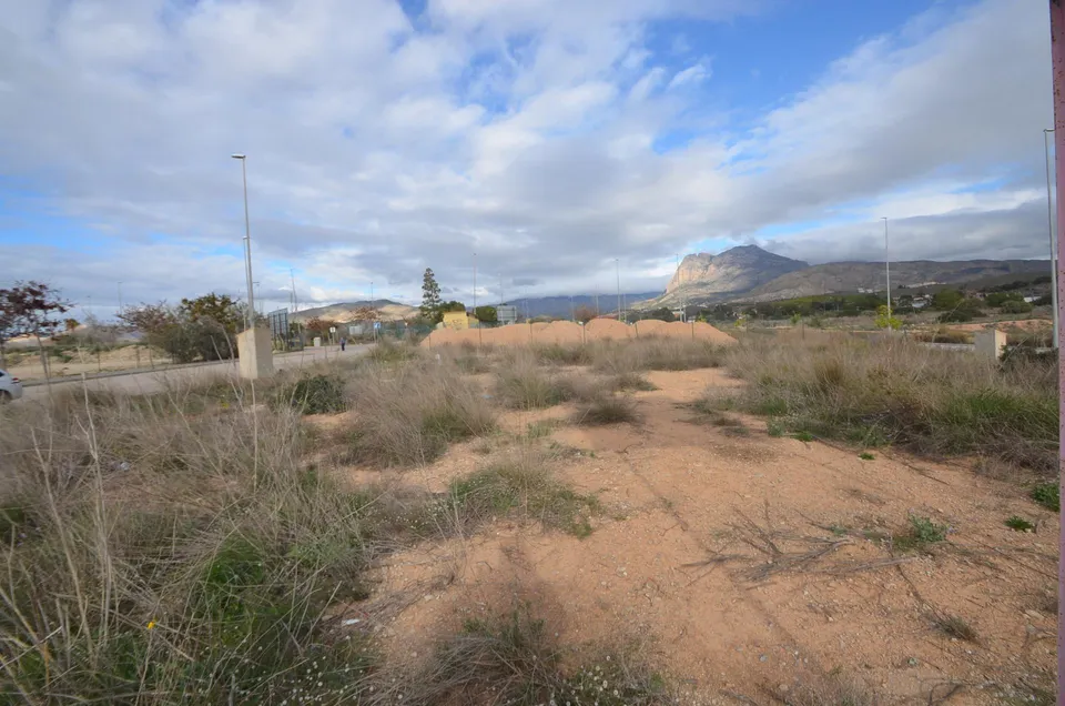 SE VENDE PARCELA URBANA TERCIARA COMERCIAL EN VILLAJOYOSA