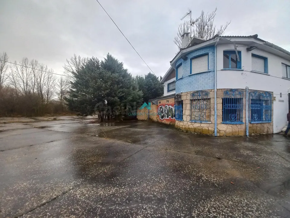 Oportunidad Única: Hostal en Venta en Sarracín