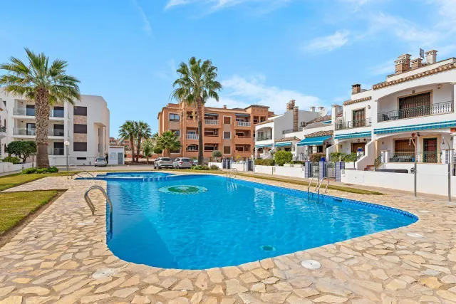Ático con 2 dormitorios y 2 baños, solárium privado y vistas a la piscina en Villamartín (Orihuela Costa) — 6