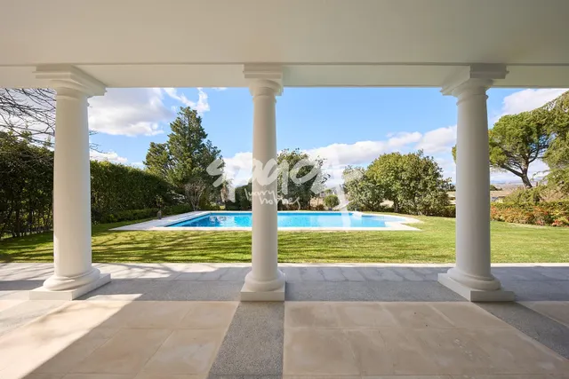 Villa de Lujo en Urbanización cerrada — 2