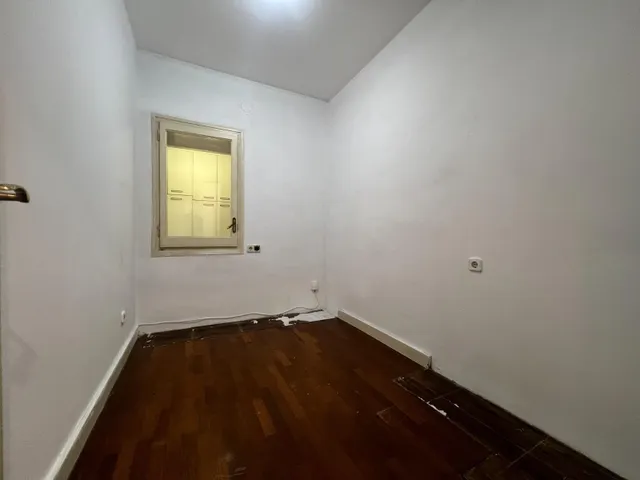 Amplio piso de 3 habitaciones con balcón en el centro de Granollers — 13