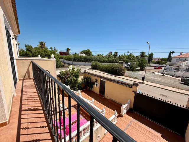 Villa independiente con piscina privada y 6 dormitorios junto a la Laguna Rosa de Torrevieja — 40