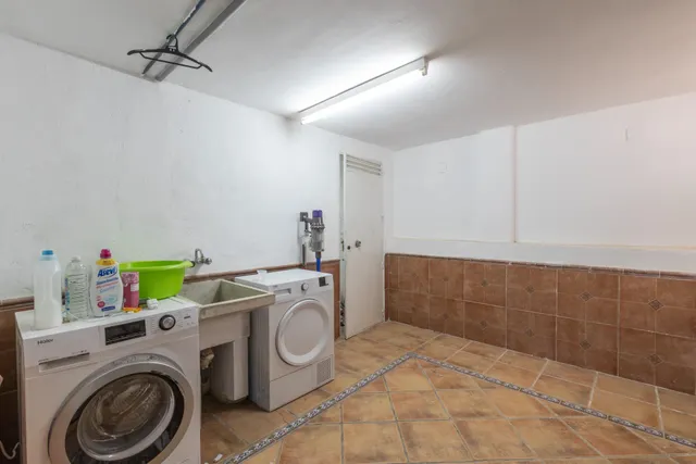 Casa independiente con piscina en La Zubia. — 34