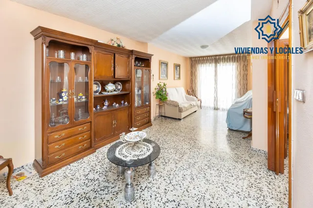 Local + vivienda en Avda. Cadiz — 16