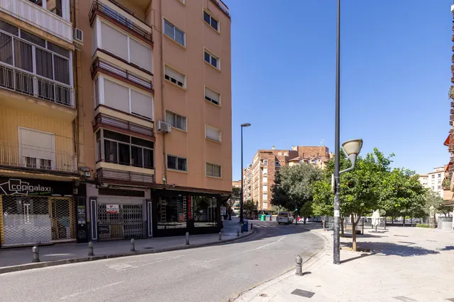 Piso para reformar junto a Plaza Einstein – 3 dormitorios y vistas despejadas — 33