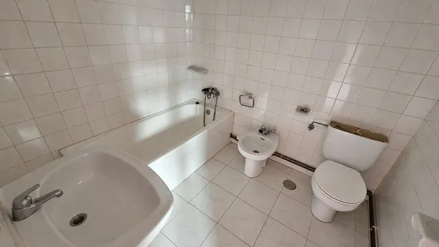 Nave comercial con alojamiento, aparcamiento y parcela en A Gándara — 14