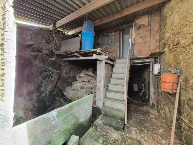 Antigua casa para restaurar en el centro de A Laracha - foto 5