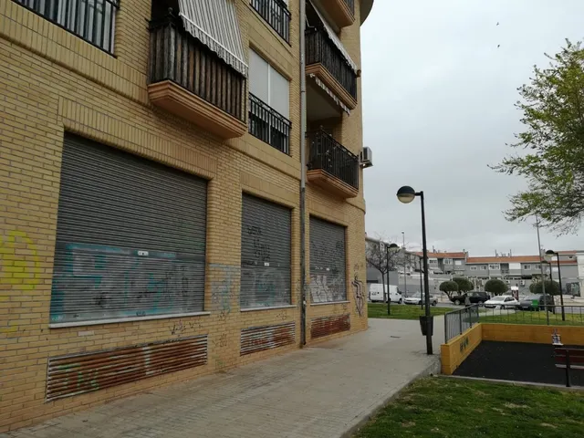 Se vende local cormercial de 303 m2 en Elda. — 8