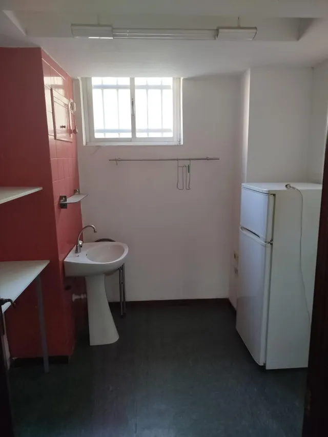 Se alquila local ideal para consulta u oficinas  entre el Hospital Puerta Del Mar y Paseo Maritimo. — 18