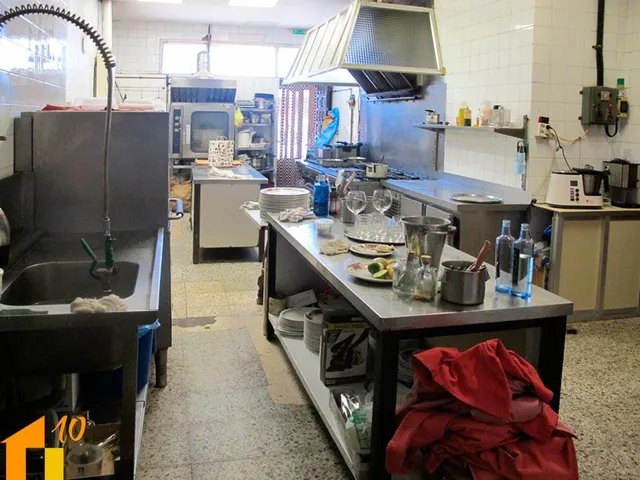 Se alquila o vende Bar Restaurante en avd. Constitucion — 20