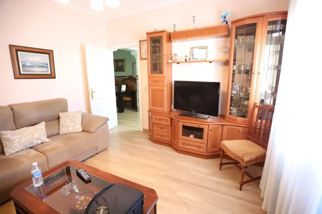 Casa en planta baja para entrar a vivir con 3 dormitorios, cocina amplia, salón, comedor, 2 patios y lavadero — 6