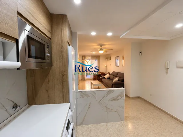 Piso reformado en primera línea del mar con terraza y piscina comunitaria — 10