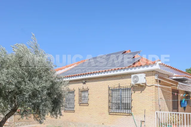 ¡Gran Oportunidad de Inversión! Parcela urbana de 2.400 m2 segregable en 3 parcelas de 800 m2 con chalet existente en Urb. Santa Genoveva — 30