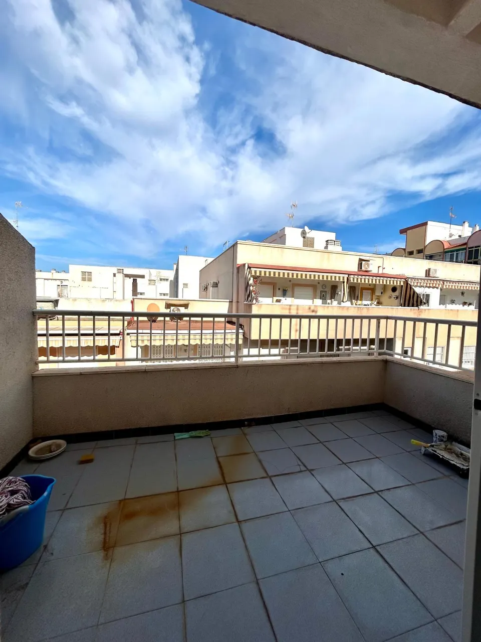 ¡Oportunidad Única! Ático para Reformar en el Centro de Torrevieja con Vistas Despejadas.