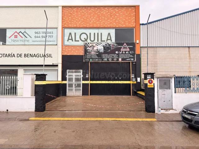 Local comercial + altillo tipo nave industrial en alquiler e