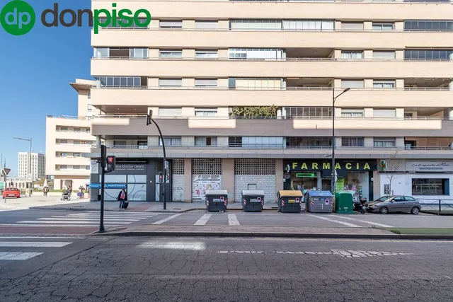 Fantástico Local en el Campus de la Salud. — 11