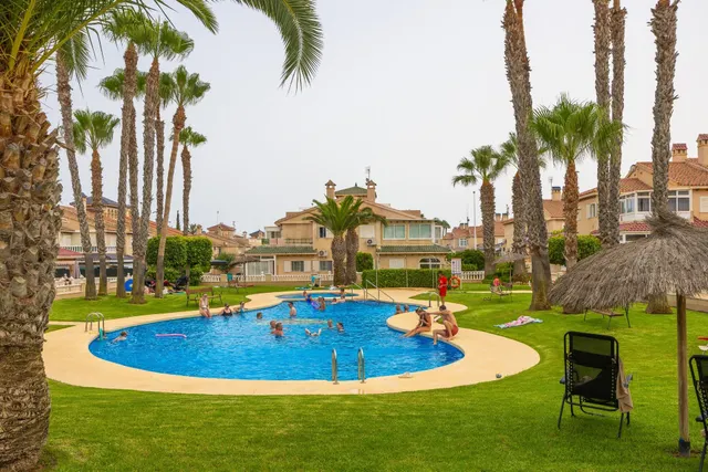 Bungalow de 2 dormitorios y piscina comunitaria en Orihuela  - foto 2