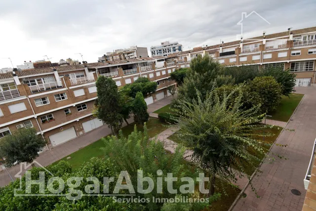 Espacio, luz y tranquilidad familiar en este amplio adosado con garaje — 41