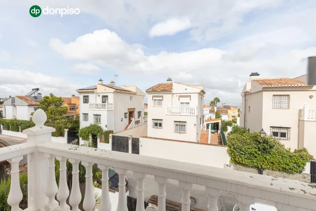 Casa independiente con piscina en La Zubia. — 29
