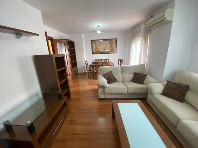 Tomares. bonito triplex amueblado junto al ayuntamiento — 3