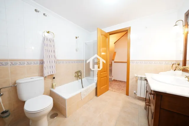 Chalet adosado con buhardilla en ciudad jardín de Alicante: garaje para 4 vehículos, terraza de 30m2 y piscina — 30