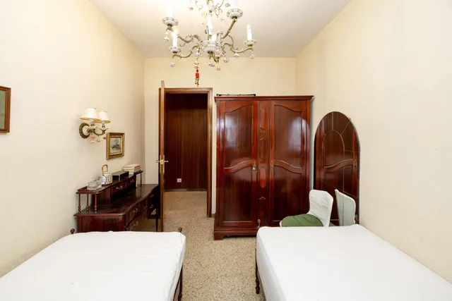 Camino de Ronda. Piso en planta alta con 5 dormitorios, garaje y trastero, calefacción central. — 14
