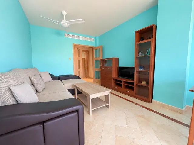 Se vende piso de tres dormitorios, terraza, piscinas, padel, garaje y trastero en Los Barrios, los tinajones. — 3