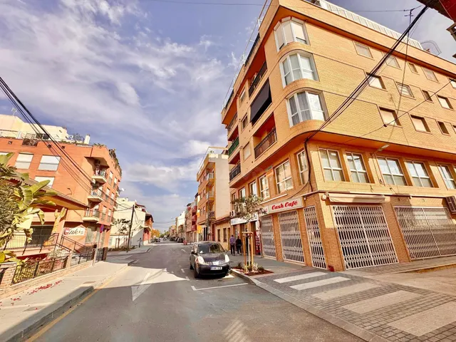 Maravillosa oficina en el centro de Beniel, semi-nueva, toda exterior, hace esquina. ¡visitela ya! — 2