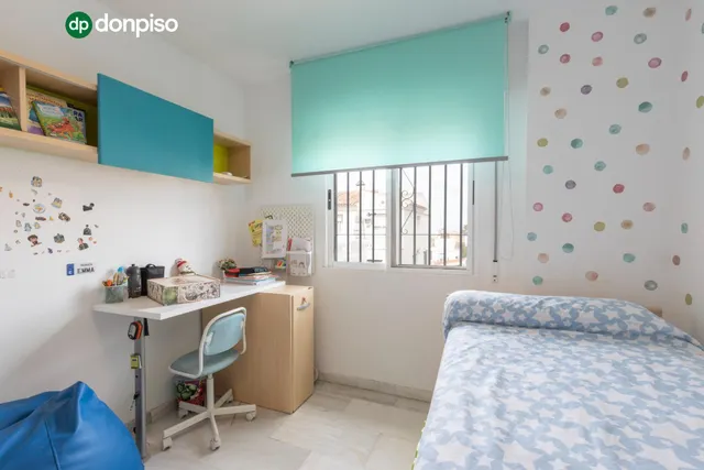 Casa independiente con piscina en La Zubia. — 25
