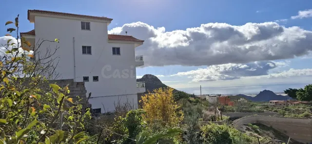 Encantadora Casa en Arona Pueblo con Terreno y Vistas Panorá