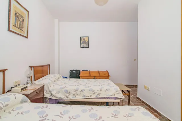 ¡Oportunidad Única! Se Vende Magnífica Casa en Esquina con Amplia Parcela — 33