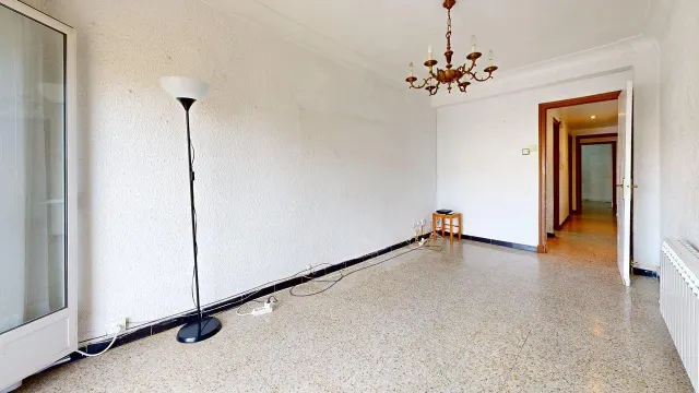 Piso de 65m2. Distribuido en tres dormitorios, salón con terraza, cocina con galería y baño — 8