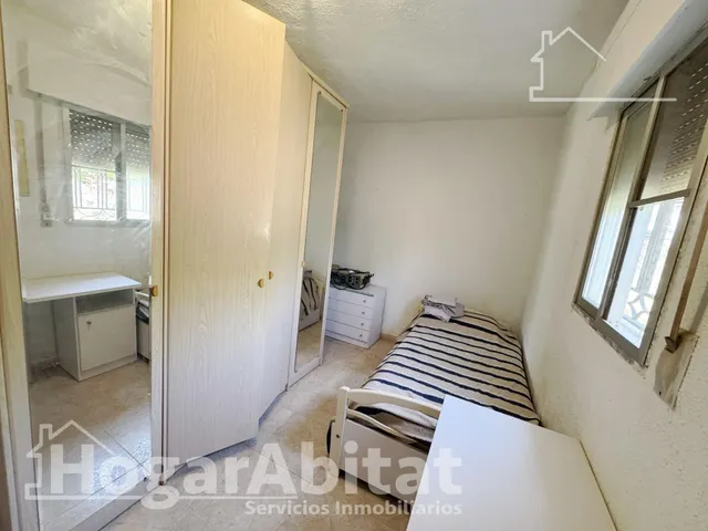 Chalet en residencial con  garaje y terraza, todo amueblado — 17