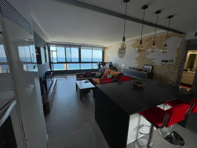Alquiler todo el año, Apart. 1 dorm. de 90 m2, salón amplio y cocina con isla, reformado, vistas mar — 20