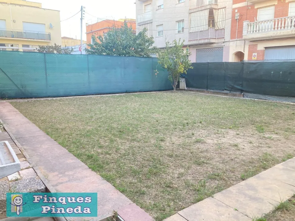 Edificio con local y 2 viviendas en Tordera