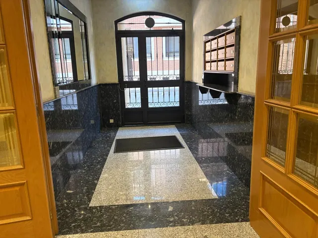 Se vende apartametamento seminuevo en el centro de Valencia de Don Juan, amueblado y equipado, cocina, salón, 2 hab., baño, aseo, ascensor, trastero y plaza de garaje — 17