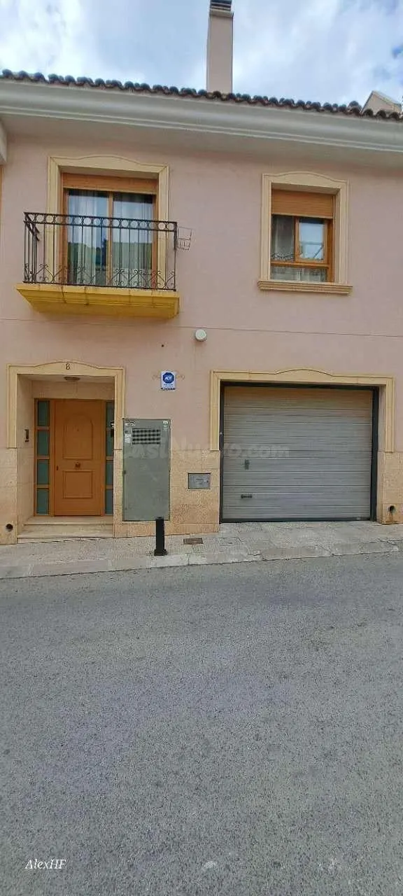¡Oportunidad Única en el Corazón de La Nucía! Amplia Casa Un - foto 2