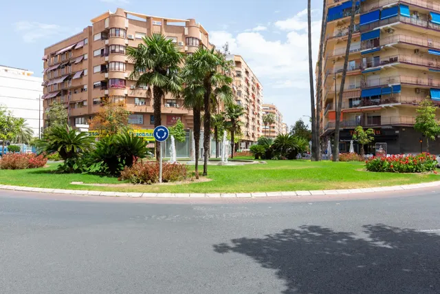Oportunidad en Gandia: Amplio Local Comercial en Venta — 3