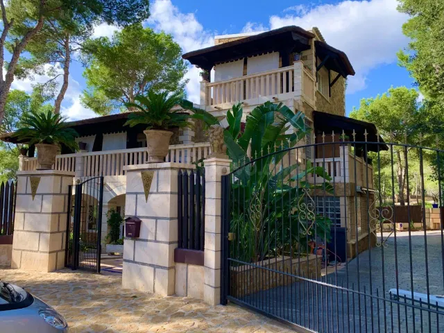 Villa de estilo mallorquín con amplio jardín de pinos en Cala Vinyes — 2