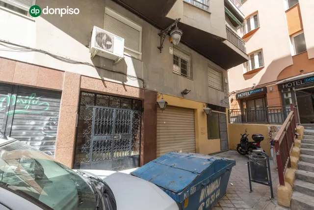 LOCAL COMERCIAL JUNTO A ÁNGEL GANIVET | ESPACIO Y UBICACIÓN. — 20